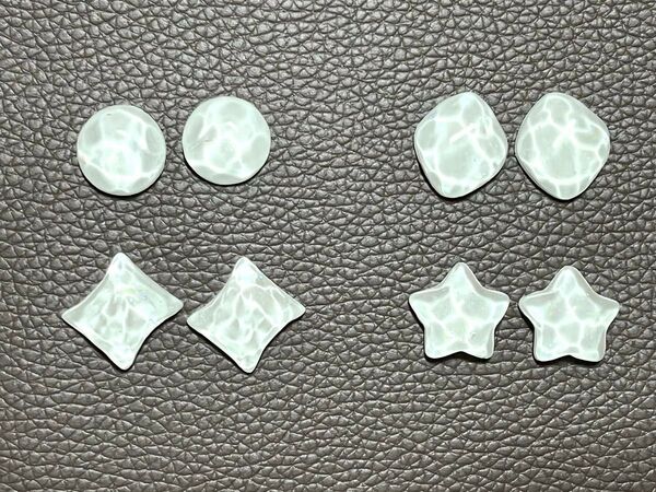①ホワイト系色 水面 ピアスorイヤリングに加工 ハンドメイド レジン 1セット(2粒)