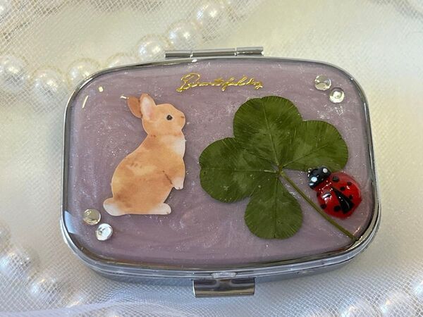 582番 長方形 うさぎ 四つ葉クローバー てんとう虫 ピルケース 小物入れ レジン ハンドメイド
