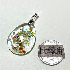 ②琉球ガラス入り ペンダントトップ ハンドメイド レジン 雫