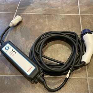 日産 充電ケーブル ほぼ新品 テスラ