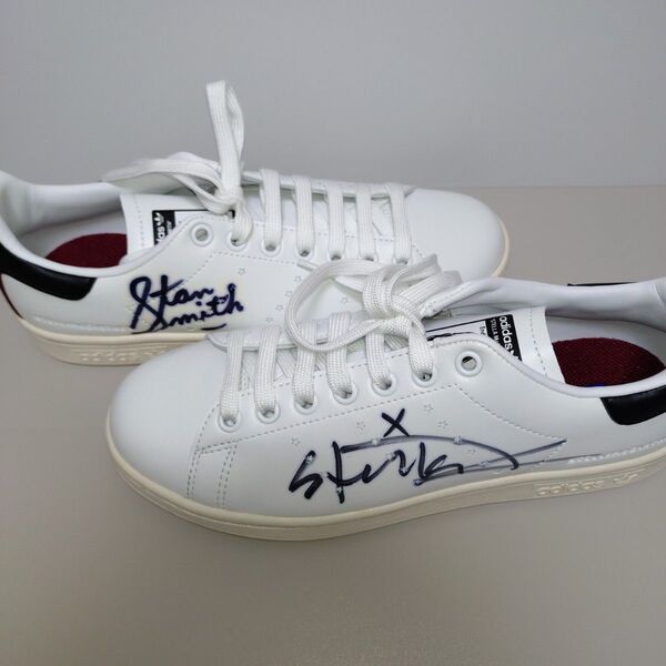 adidas Stan Smith サイン入りスニーカー