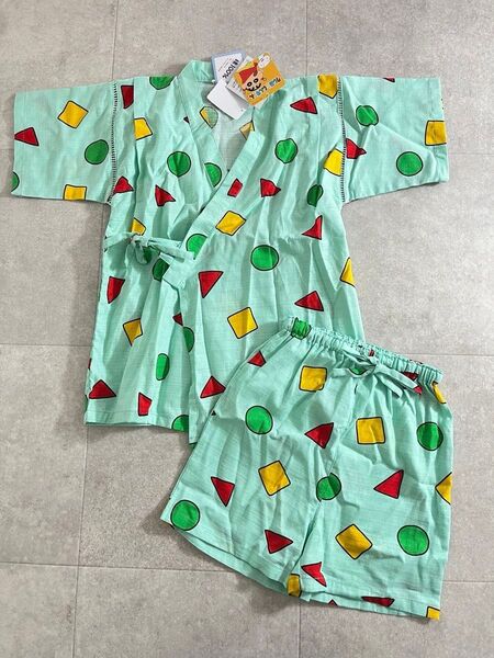 新品タグ付き クレヨンしんちゃん幾何学模様 甚平 綿 祭り 花火 110cm