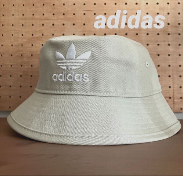 adidasアディダス バケットハット パテグレー 57〜60cm 帽子