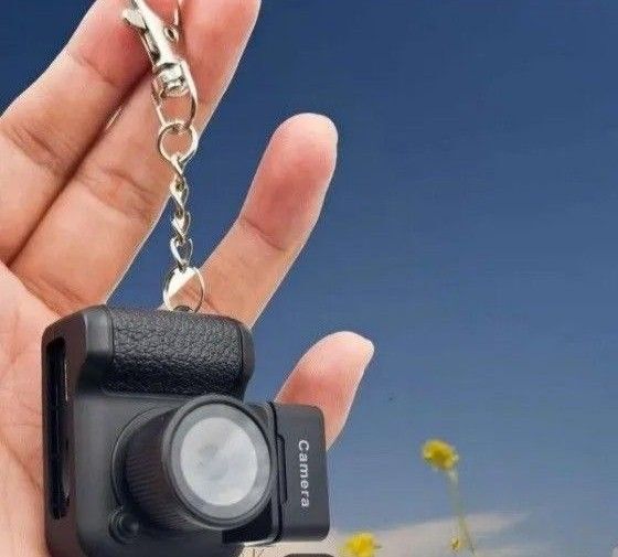 【キーホルダー風フラッシュ付きカメラ、写真、動画撮影】1080P 1.4インチスクリーン、【充電バッテリー特別軽量128GBカード