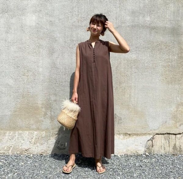 【新品タグ付】howdy. ハウディ リネンコットン ノースリーブワンピース 茶 麻