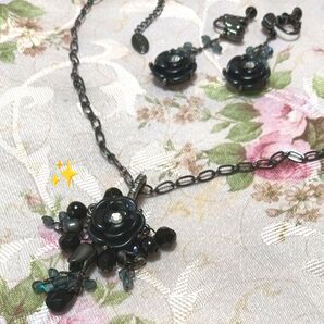 ABISTEブラック黒 薔薇ネックレス&イヤリング ローズ ネックレス イヤリング アクセサリーSILVERパールセット ガンメタ