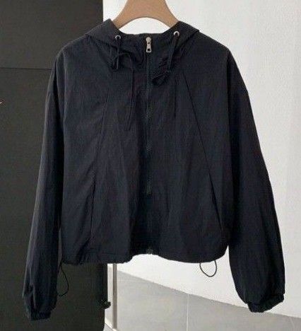 レディースショート丈フード付パーカーXL黒無地 春ライトアウター 長袖薄手軽い 前開き羽織りUV ゆったり ドロップショルダー
