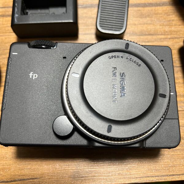 Sigma fp ボディ 純正付属品他おまけ付き ミラーレス一眼カメラ