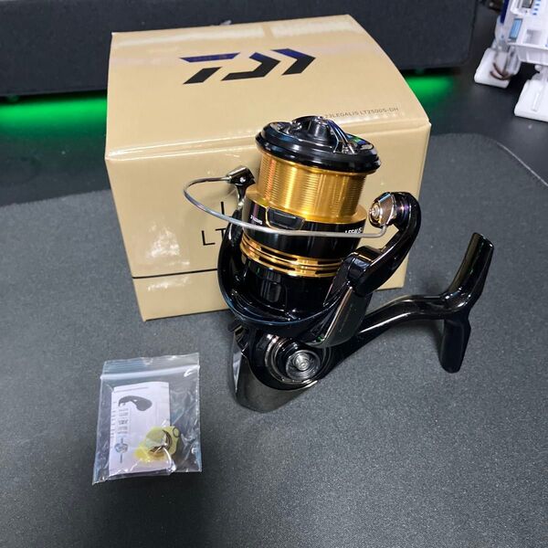 ダイワ 23レガリス LT2500S-DH ゴメクサスチタンライローラーカスタム ハンドルなし品