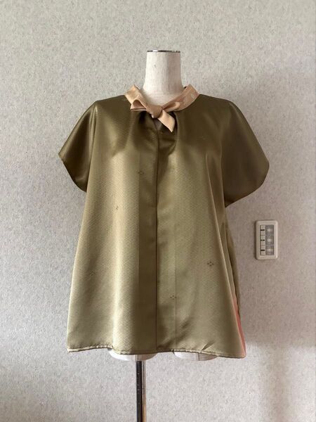 着物リメイク 訪問着 綸子 正絹 チュニック フレンチスリーブ ブラウス オフタートル ★山吹色系 菱四つ目石地紋様赤暈し★リボン