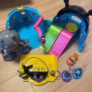 中古品☆アンパンマン ギュイーン!チャージでパワーアップ! ひみつのバイキン基地 GOGOミニカーセット