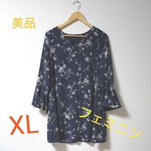 【美品】キレイめ小花柄ブラウス ネイビー 七分袖 LLフェミニンフレア袖