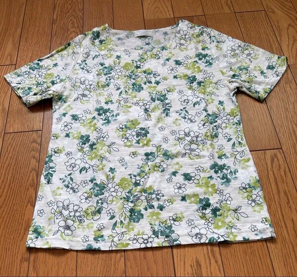 小花柄Tシャツ