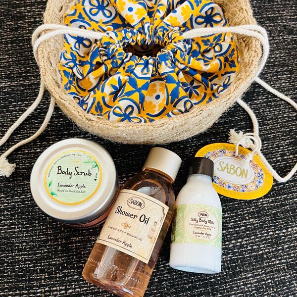 サボン SABON シャワーオイル ボディスクラブ ボディミルク ラベンダーアップル ポーチ付き