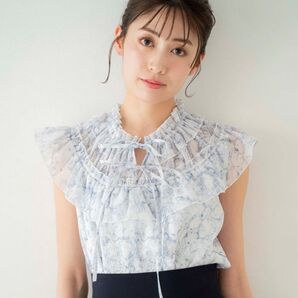2024年SS Noela ノエラ フリルギャザーブラウス 花柄 ブルー リボン フリル ノースリーブ シアー