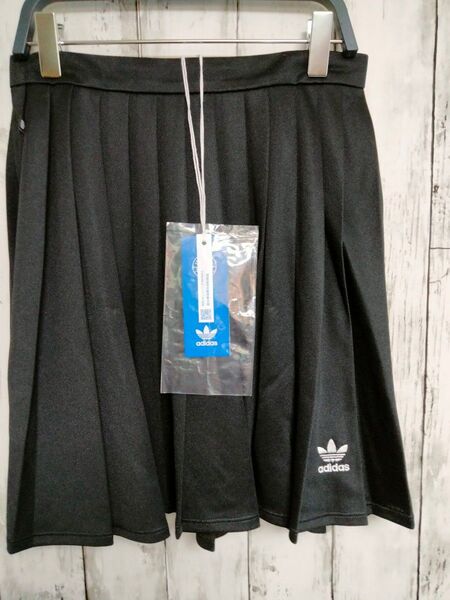 adidas プリーツスカート 黒 新品 未使用 タグ付き