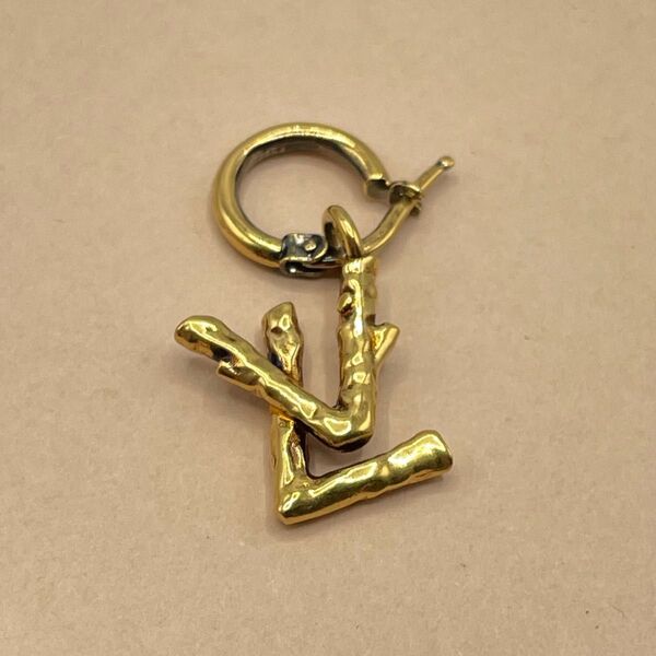 【超美品/希少】LOUIS VUITTON ルイヴィトン ピアス ゴールド 燻 片耳 MP2454 LVロゴ