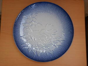 大皿　　一尺皿　　牡丹図　　大輪の牡丹が浮き彫り　「有田　萬泉」在銘　　有田焼 　　美品