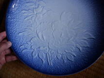 大皿　　一尺皿　　牡丹図　　大輪の牡丹が浮き彫り　「有田　萬泉」在銘　　有田焼 　　美品_画像5