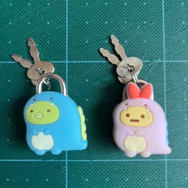 すみっコぐらし きょうりゅうなりきり マスコット南京錠 ぺんぎん? えびふらいのしっぽ