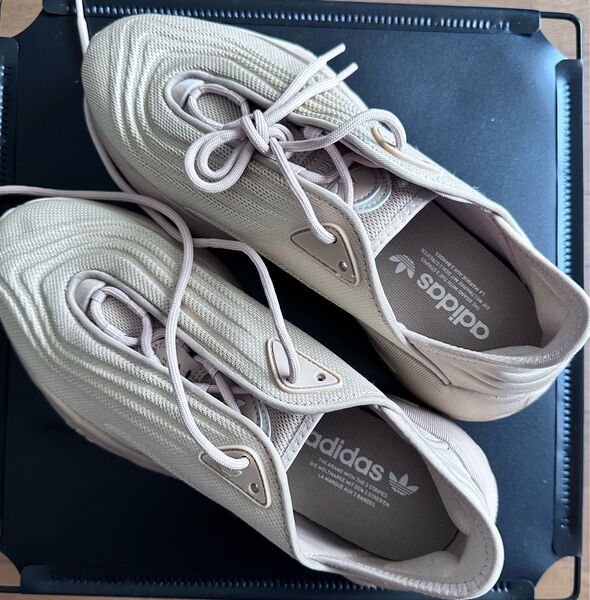 【美品】adidas スニーカー ベージュ 未使用 28㎝
