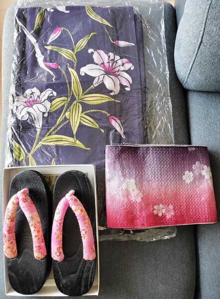 【超お得】百合柄紺浴衣、下駄、帯 他小物セット