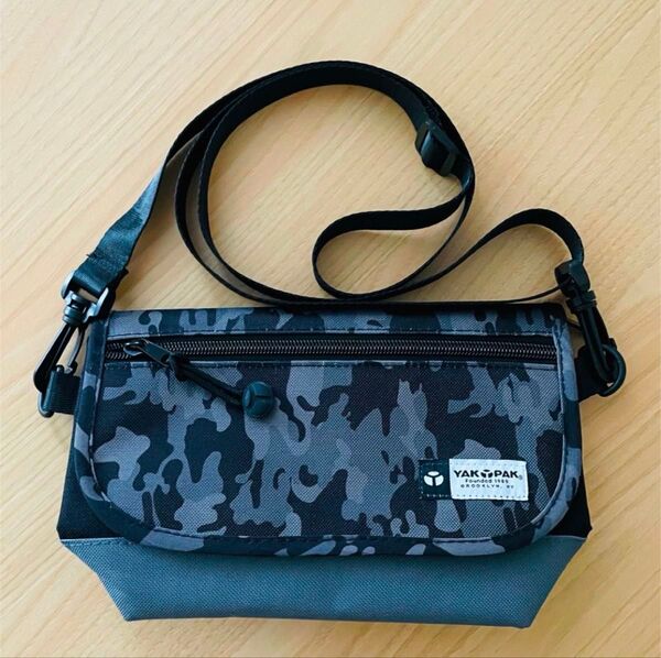 【超美品】YAKPAK(ヤックパック) メッセンジャーバッグ モノクロカモフラ柄