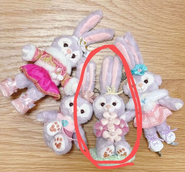 東京ディズニーシー ステラルー お花を持って芝生に座っているぬいぐるみキーホルダーストラップ