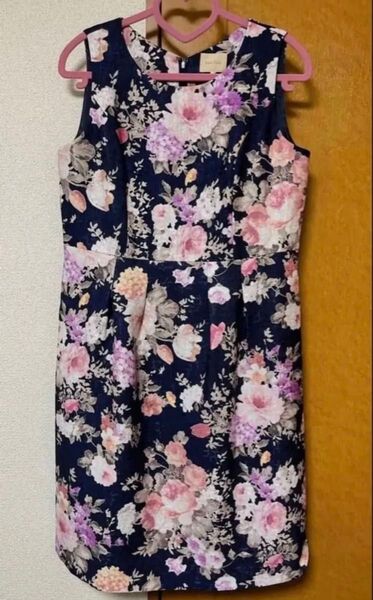RoseTiara 夏向け ノースリーブ 花柄ワンピース 裏地あり タグ無し新品未使用 定価の半額以下