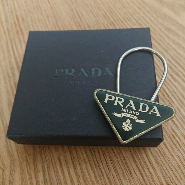 PRADA 三角形ロゴキーホルダー キーリング M285