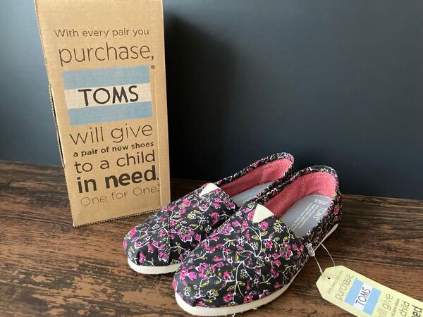 ●新品 TOMS スリッポンシューズ 花柄 23.5cm 袋付●