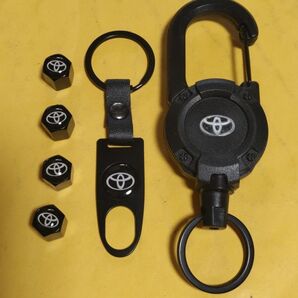 トヨタ ウイヤーリール アウトドア 小物ホルダー&エアーバルブキャップセット。通常セット価格1600円、激安価格値引き交渉不可。