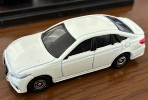 トヨタ クラウン 白 ミニカー トミカ 新品同様 箱なし