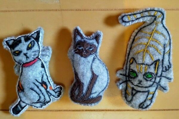 フェルトブローチ 猫のブローチ ハンドメイド 刺繍