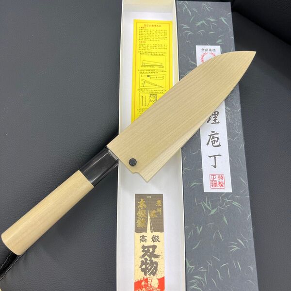 ★新品送料込★堺正孝セミステンレス鋼和式三徳包丁165mm水牛白八角柄白さや付両刃和包丁堺の化粧箱入り