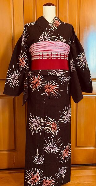 こむさでもーど 綿紅梅の花火の浴衣と半幅帯と兵児帯と帯締めのコーディネート チョコレート色 花火大会夏祭り浴衣デートに