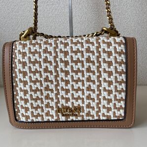 GUESS クロスボディバッグ ショルダーバッグ 編み込み ホワイト ブラウン チェーンバッグ 3WAY