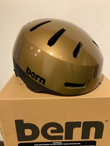 新品未使用 箱付き ステッカー付き 自転車 スケートボード スノーボード ヘルメット 廃盤カラー 希少 スキー bern