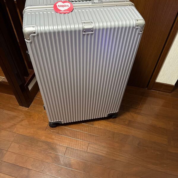 お土産持って帰国時一回使いました。軽量4、5KG。
