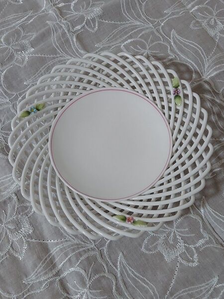 NARUMI ボーンチャイナプレート白い陶器の飾り皿 花柄
