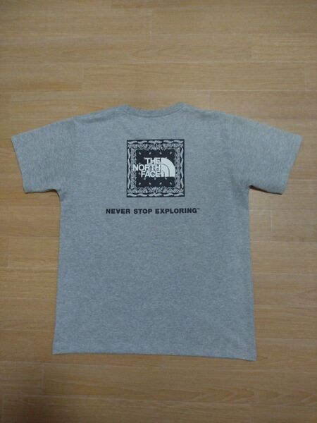 ノースフェイスTシャツ、背面バンダナ柄スクエアBoxロゴ半袖Tシャツ【レディースMサイズ】