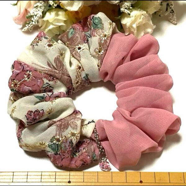 ハンドメイドシュシュ☆チャーム付き花柄刺繍ミックスピンク