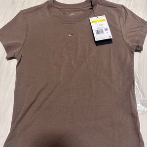 新品未使用 NIKE ナイキ レディース Tシャツ S ブラウン