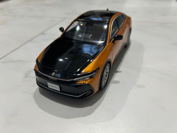1/30 トヨタ 新型クラウン クラウンクロスオーバー 最新モデル カラーサンプル ミニカー ブラック×プレシャスレイ
