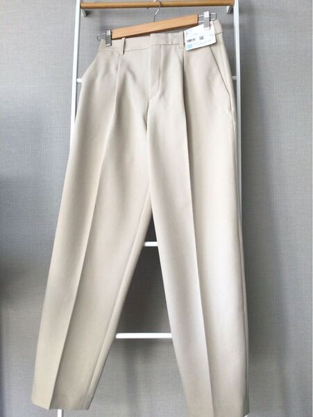 ユニクロ 感動タックパンツ ベージュ Sサイズ 未使用品