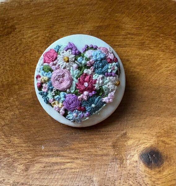 ハンドメイドくるみボタン 刺繍ブローチ ハート お花