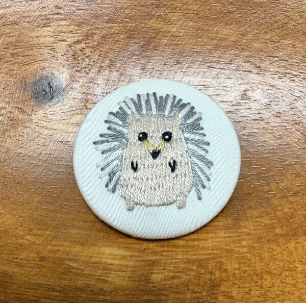 ハンドメイドくるみボタン刺繍ブローチ ハリネズミ