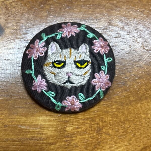 ハンドメイド くるみボタン 刺繍ブローチ 茶トラ猫とお花