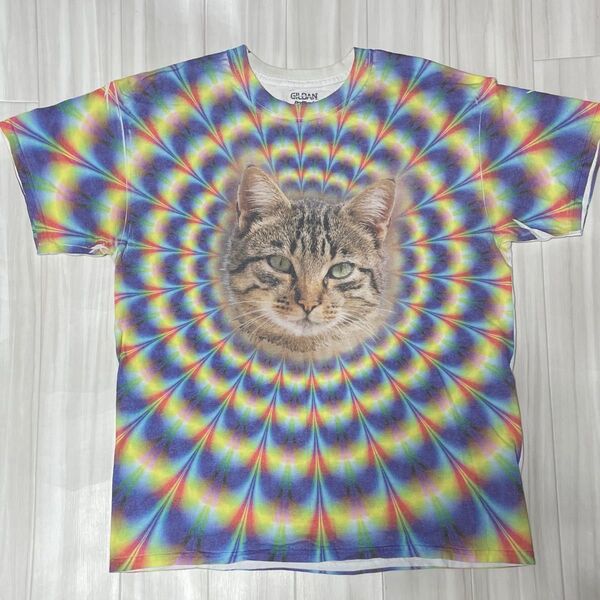 USA直輸入GILDAN ネコプリントTシャツ マルチカラーUSサイズL身幅約53、着丈約70ユーズド品洗濯済み。ネコ好きの方に。