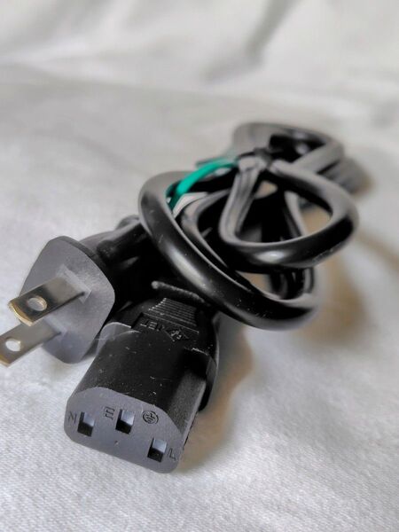 【新品】電源ケーブル パソコン周辺機器 3ピンソケット(メス)⇔2ピンプラグ(オス)送料無料 匿名)
